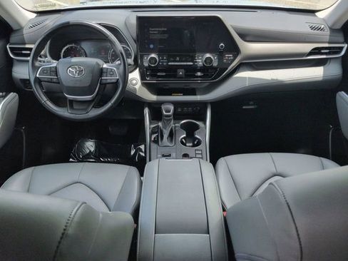 Used 2023 Toyota Highlander XLE FWD image 15