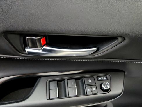 Certified 2023 Toyota Venza LE AWD/4WD image 22