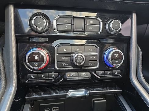 Used 2021 GMC Yukon Denali w/ Denali Premium Package image 25