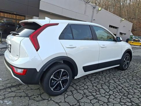 Certified 2025 Kia Niro LX image 6