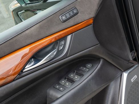 Used 2018 Cadillac Escalade Luxury image 18