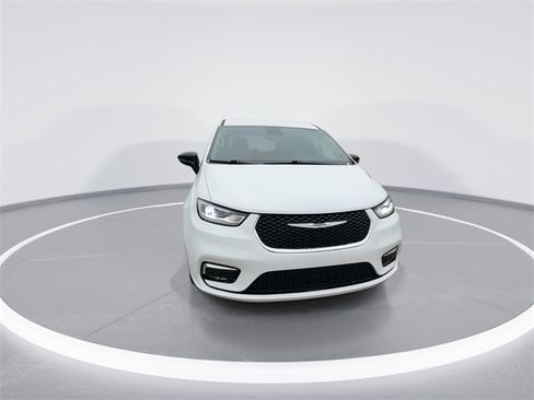 Used 2024 Chrysler Pacifica Touring-L image 3