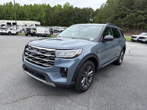 Used 2025 Ford Explorer Active w/ Active Comfort Package AWD/4WD image 3