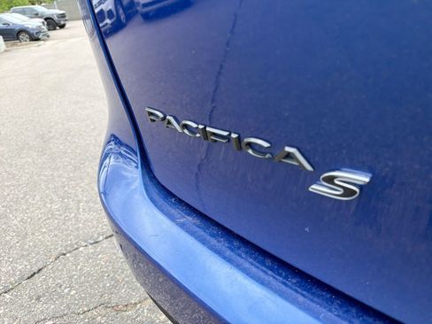 Used 2020 Chrysler Pacifica Touring-L AWD/4WD image 18
