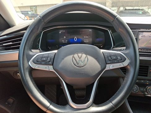 Certified 2023 Volkswagen Jetta SE w/ Panoramic Sunroof Package FWD image 19