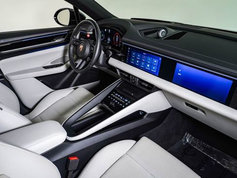 Certified 2025 Porsche Macan 4S Electric AWD/4WD image 14