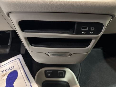 Used 2018 Chrysler Pacifica Touring-L image 28