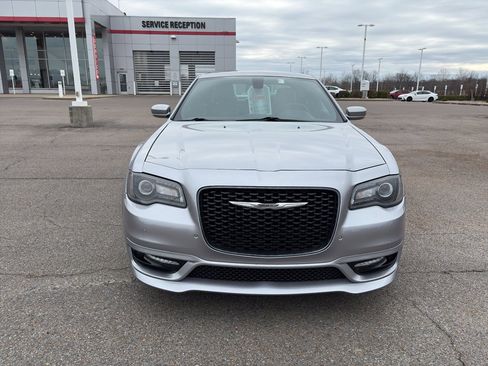 Used 2018 Chrysler 300 S w/ 300S Premium Group image 10