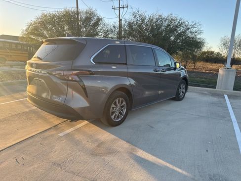 Used 2024 Toyota Sienna LE image 3