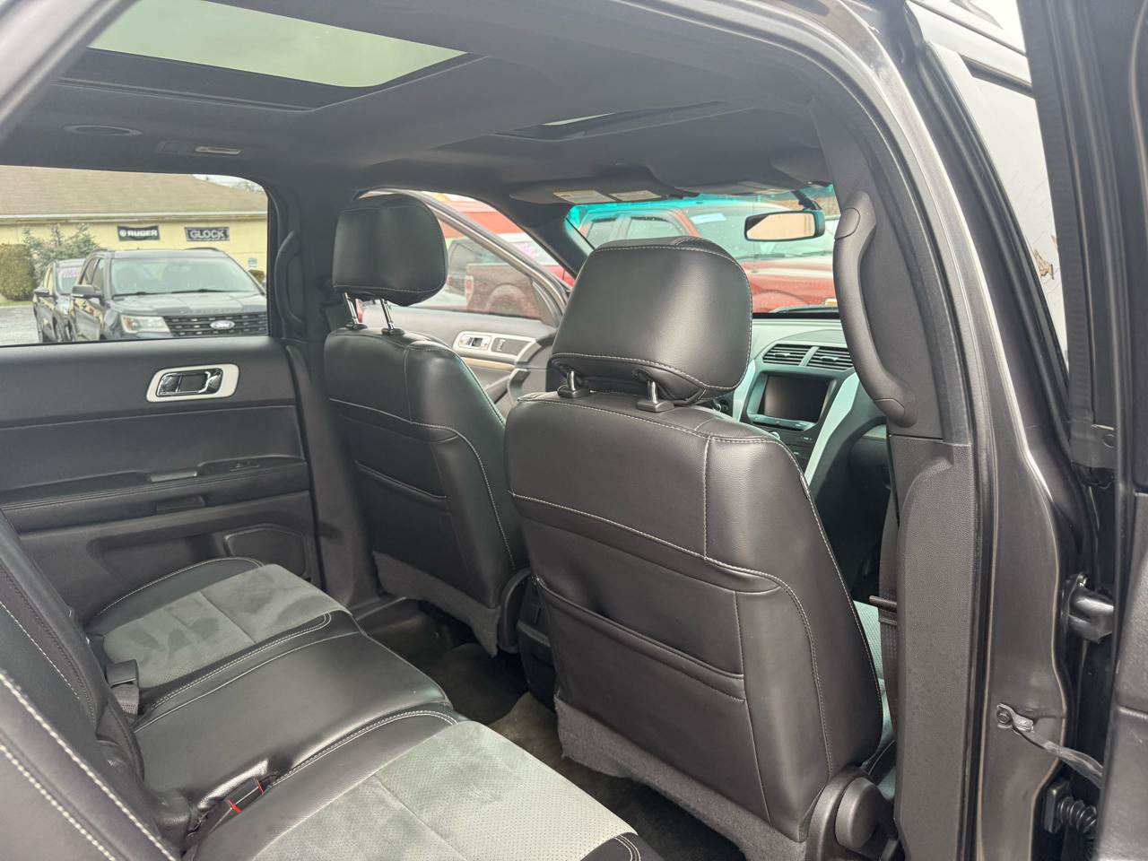 Used 2015 Ford Explorer XLT w/ Equipment Group 202B AWD/4WD image 40