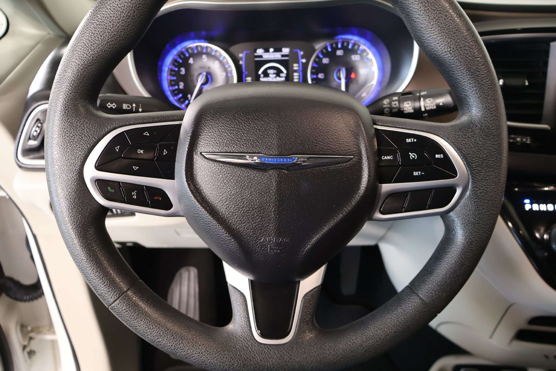 Used 2018 Chrysler Pacifica Touring Plus w/ Tire & Wheel Group FWD image 3