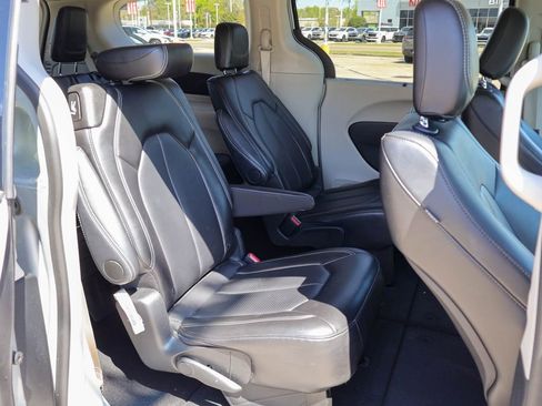 Used 2024 Chrysler Pacifica Touring-L image 10
