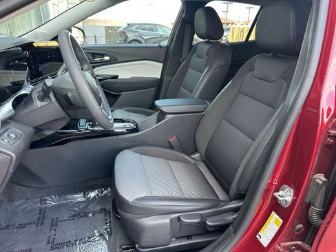 Used 2025 Chevrolet Trax LT image 34