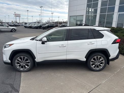 Used 2020 Toyota RAV4 XLE Premium image 9