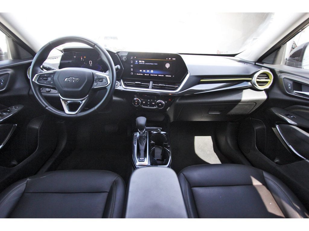 Used 2025 Chevrolet Trax ACTIV w/ Sunroof Package FWD image 9