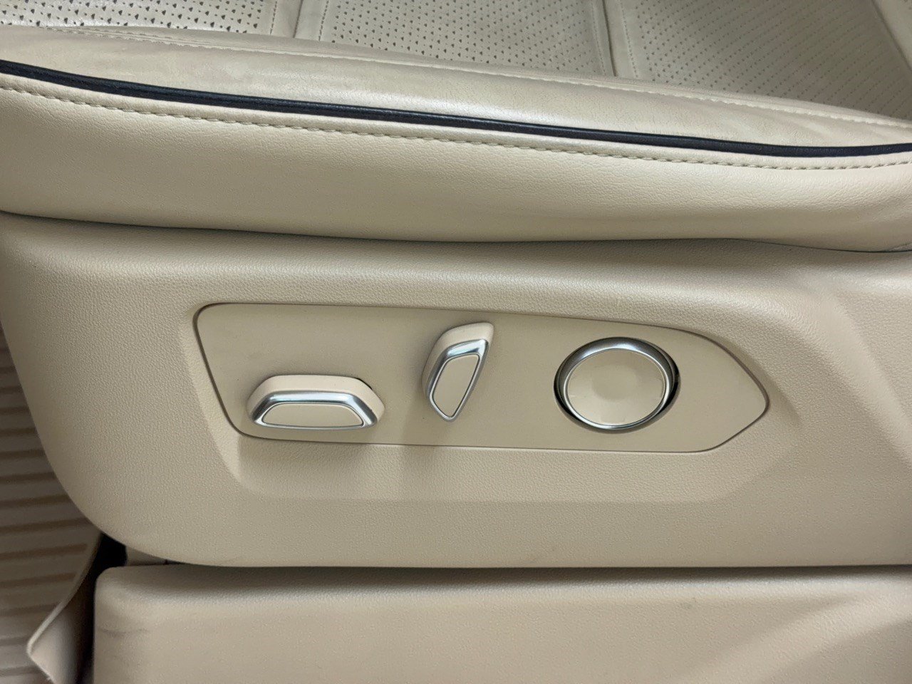 Used 2023 Cadillac Escalade ESV Premium Luxury w/ LPO, Floor Liner Package AWD/4WD image 16