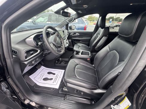 Used 2025 Chrysler Pacifica Select FWD image 7