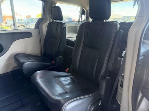 Used 2016 Chrysler Town & Country Touring FWD image 15
