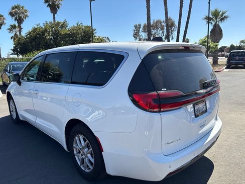 Used 2024 Chrysler Pacifica Touring FWD image 9
