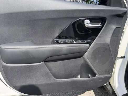 Used 2017 Kia Niro EX FWD image 23
