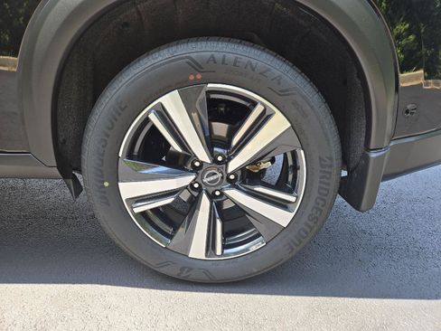 Used 2025 Nissan Rogue SL AWD/4WD image 11