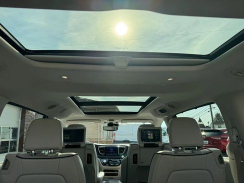 Used 2017 Chrysler Pacifica Limited image 41