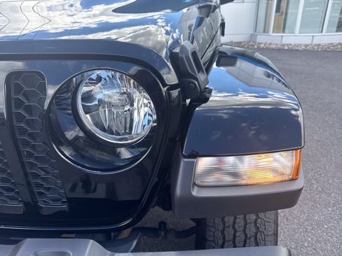 Used 2023 Jeep Gladiator Sport AWD/4WD image 9