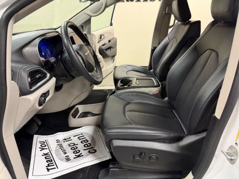 Used 2024 Chrysler Pacifica Limited FWD image 11