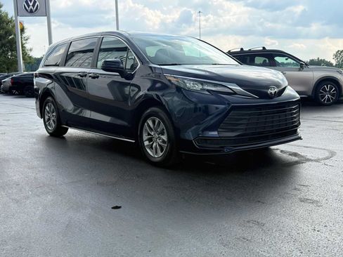 Used 2026 Toyota Sienna LE AWD/4WD image 3
