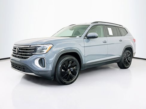 Used 2025 Volkswagen Atlas SE image 3