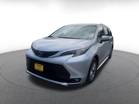 Used 2025 Toyota Sienna XLE FWD image 5
