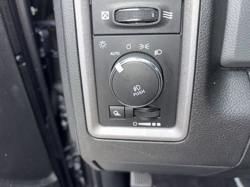 Used 2017 RAM 1500 Express RWD image 23