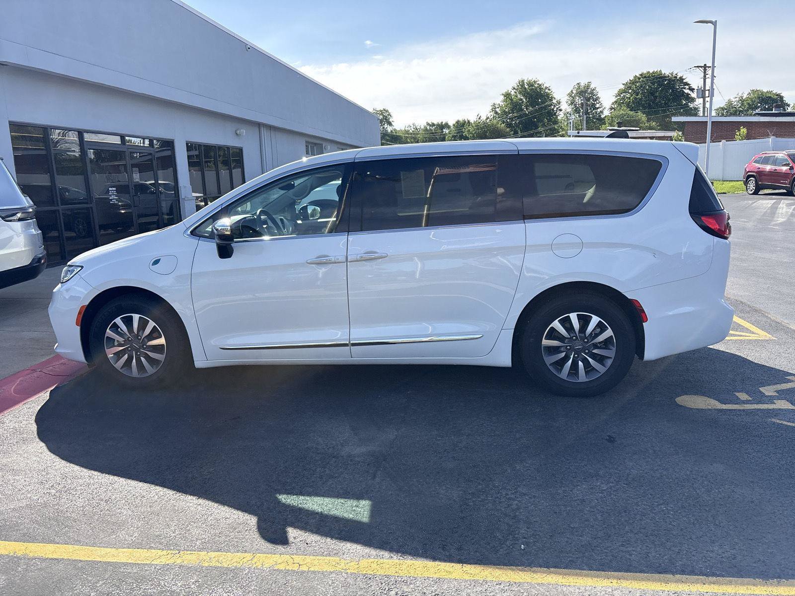 Used 2023 Chrysler Pacifica Limited FWD image 8