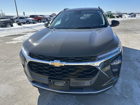 Used 2024 Chevrolet Trax LT w/ LT Convenience Package image 8