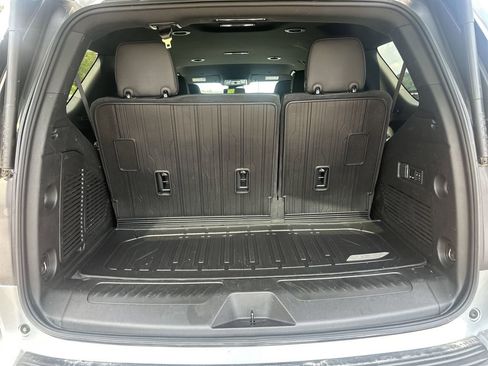 Used 2024 GMC Yukon SLT w/ SLT Luxury Package image 31