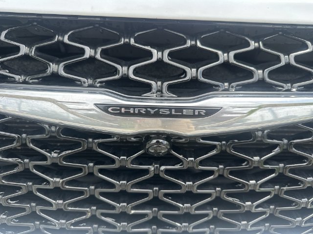 Used 2024 Chrysler Pacifica Touring FWD image 10