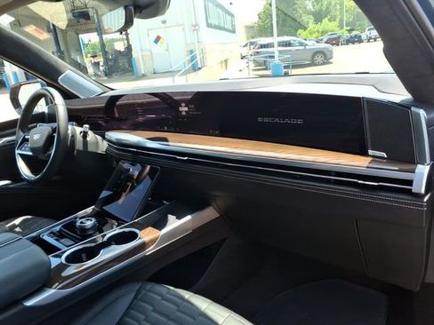 Used 2025 Cadillac Escalade Sport Platinum w/ LPO, ONYX Package AWD/4WD image 17