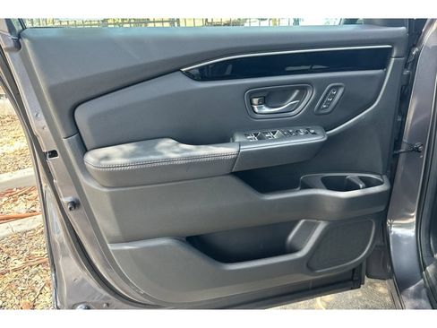Used 2024 Honda Pilot Touring image 11
