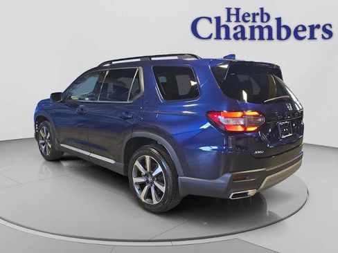 Used 2025 Honda Pilot Touring image 3