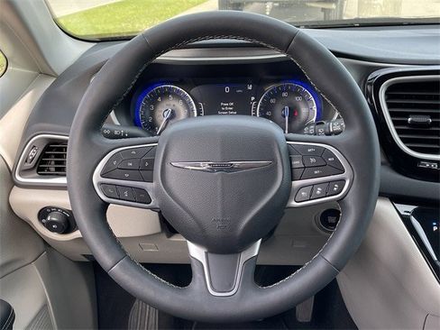 Used 2024 Chrysler Pacifica Touring-L image 11
