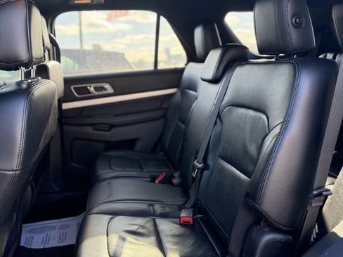 Used 2017 Ford Explorer XLT w/ Equipment Group 202A image 11
