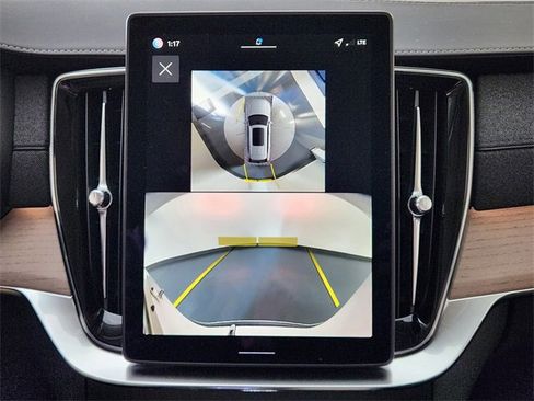 New 2026 Volvo XC90 B6 Plus w/ Protection Package Premier image 18