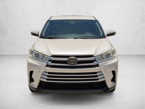 Used 2018 Toyota Highlander LE FWD image 2