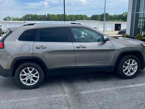 Used 2017 Jeep Cherokee Latitude w/ Comfort/Convenience Group AWD/4WD image 1