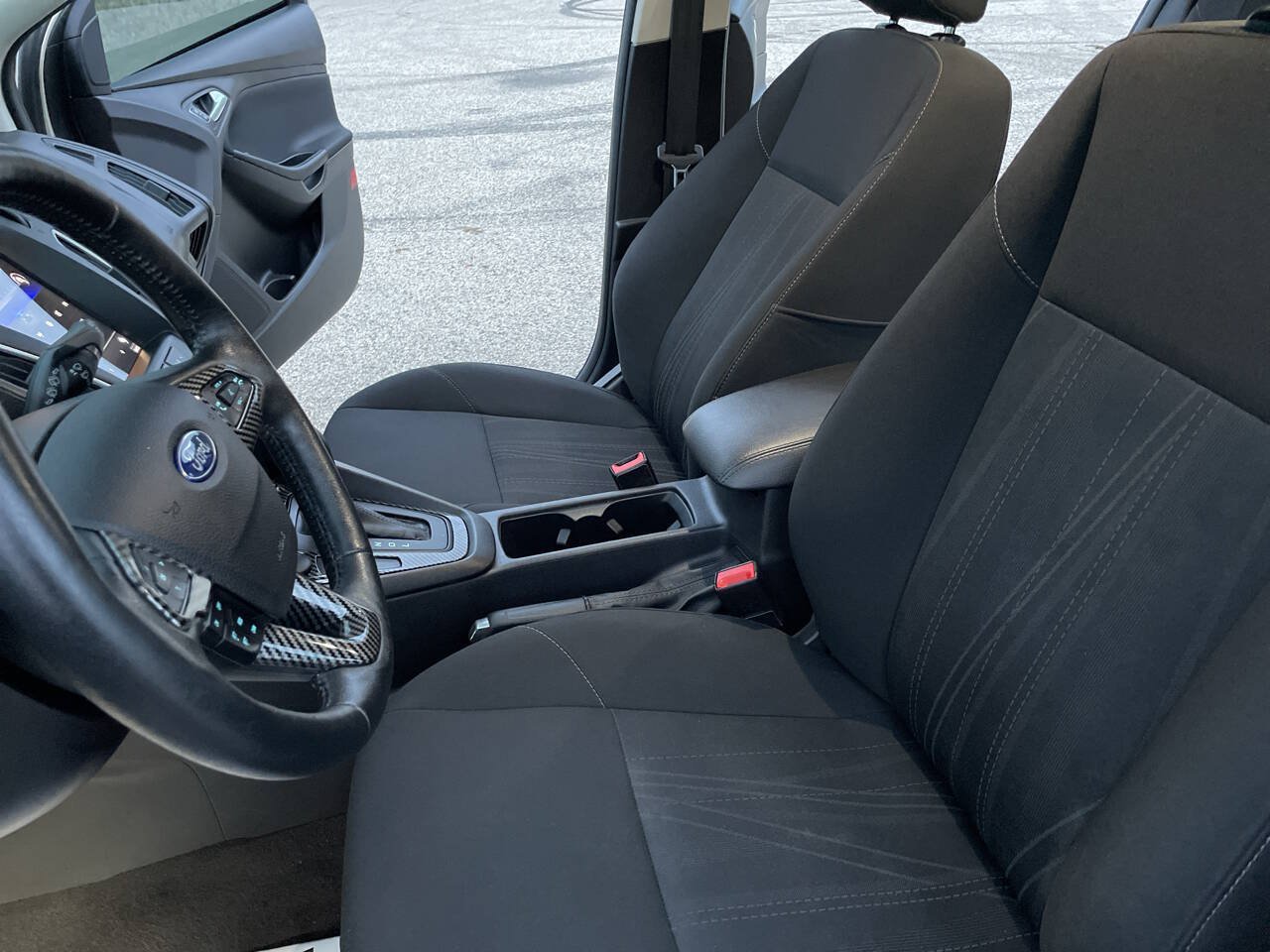 Used 2018 Ford Focus SE w/ Cold Weather Package FWD image 29