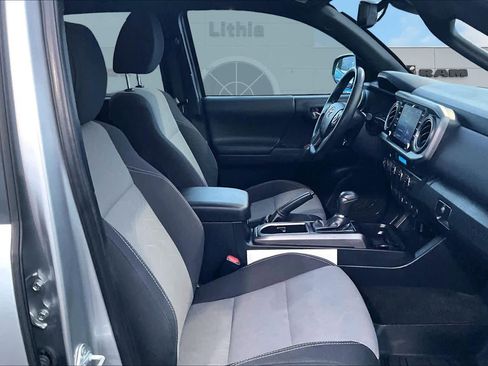 Used 2022 Toyota Tacoma TRD Off-Road w/ Technology Package image 14