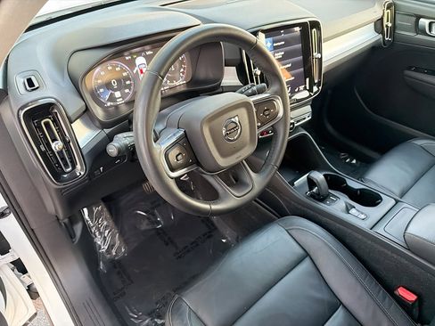 Used 2022 Volvo XC40 T5 Momentum image 26