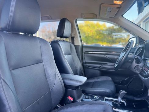 Used 2018 Mitsubishi Outlander SE image 42