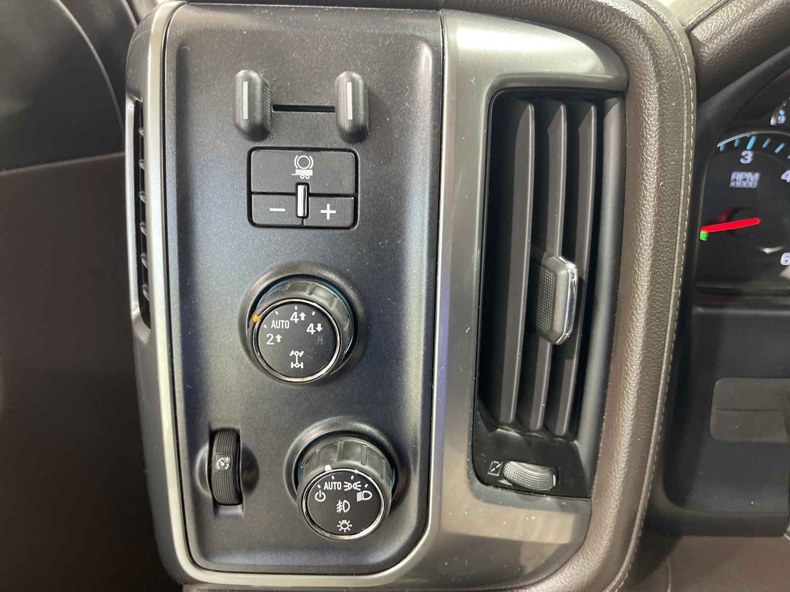Used 2014 Chevrolet Silverado 1500 LTZ AWD/4WD image 27
