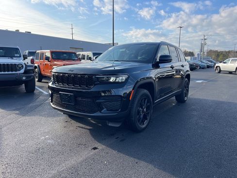New 2025 Jeep Grand Cherokee Altitude image 2